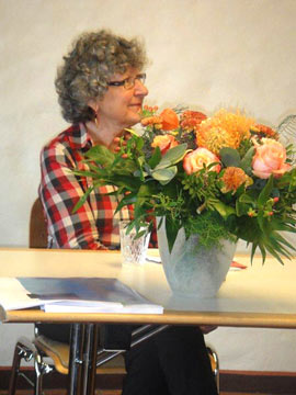 Pr&auml;sidentin Rosmarie Bolliger nimmt Blumen entgegen